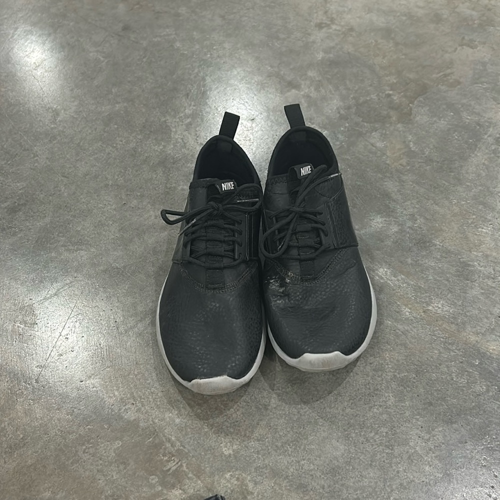 Nike black sneakers